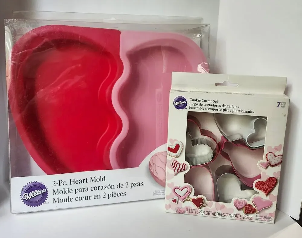 Wilton Valentine's Day Heart Baking Set Mold & 7 Pc Cookie Cutter Set NIB